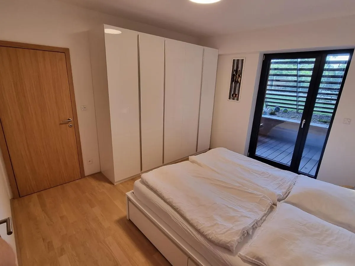 Quiet 1-Bedroom In A Basement Of New Villa Prague Apartment