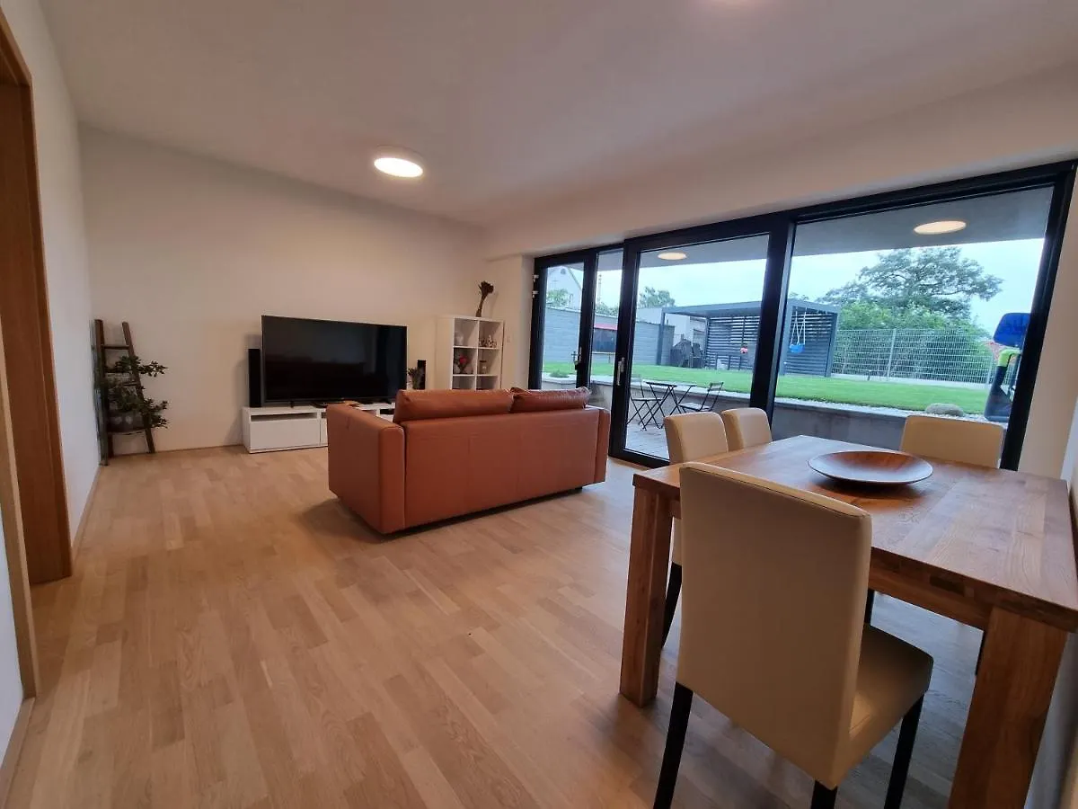 Quiet 1-Bedroom In A Basement Of New Villa Prague Apartment